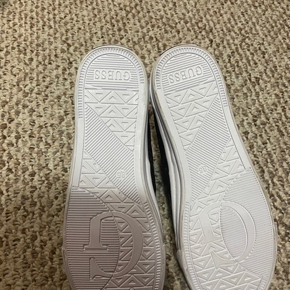 New wot Guess high top sneaker - Picture 3 of 3